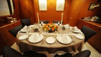 Pouaro -  Dining Table